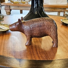 Escultura Porco Selvagem Esculpido em Madeira Cedro - Marcenaria Tiradentes - Móveis e Decoração Artesanais de alto padrão