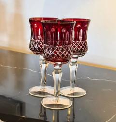Taça Decorativa de Vidro Cristalino Vermelho com Lapidação - Marcenaria Tiradentes - Móveis e Decoração Artesanais de alto padrão