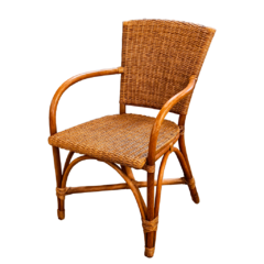 Cadeira de madeira e fibra natural com apoio de braço, refletindo o estilo descontraído de Bali/Asia, disponível na Marcenaria Tiradentes.