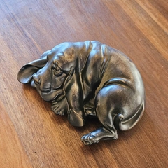 Escultura Cachorro Decorativo Deitado em Resina Bronze na internet