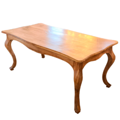 Mesa de Jantar Dom João com pés curvados, feita em madeira de demolição, ideal para ambientes elegantes e aconchegantes.