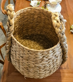 Balaio Jar artesanal em palha de taboa com alça, ideal para decoração e uso diário.