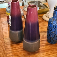 Vaso de Cerâmica Tricolor (marrom, roxo e cinza) da Marcenaria Tiradentes, perfeito para adicionar cor e exclusividade na decoração.