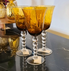 Taça artesanal em vidro cristalino laranja, perfeita para decoração elegante e sustentável