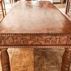 Mesa artesanal entalhada em madeira de demolição, ideal para cozinhas e salas de jantar espaçosas.