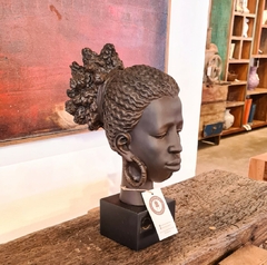 Escultura Busto Mulher com Brinco em Resina Marrom - comprar online