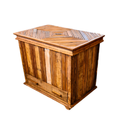 Baú envelhecido com gaveta feito em madeira de demolição, destacando a artesania rústica da Marcenaria Tiradentes.