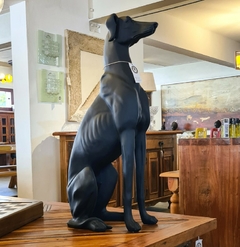 Escultura Cachorro Galgo Sentado em Resina Preta - Marcenaria Tiradentes - Móveis e Decoração Artesanais de alto padrão