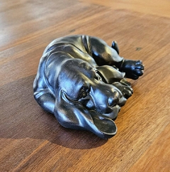 Escultura Cachorro Decorativo Deitado em Resina Bronze - Marcenaria Tiradentes - Móveis e Decoração Artesanais de alto padrão