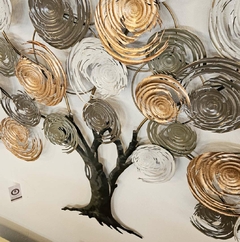 Escultura em Metal Árvore Folhas Coloridas para Parede na internet