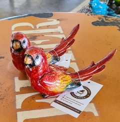 Pássaro decorativo em resina vermelha, representando a tradição e sofisticação dos produtos artesanais da Marcenaria Tiradentes.