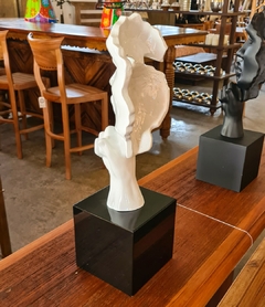 Escultura artesanal "Máscara Silêncio" em resina branca, perfeita para adicionar sofisticação à decoração do ambiente