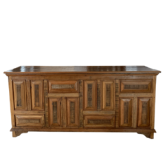 Balcão rústico em madeira de demolição com detalhes em almofadas de madeira, representando a qualidade artesanal da Marcenaria Tiradentes.