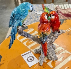Trio de Pássaros Decorativos de Resina na cor vermelha e azul, ideal para decoração sustentável e elegante.