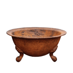 Lenheiro artesanal em ferro fundido da Marcenaria Tiradentes, perfeito para decoração sofisticada e sustentável.