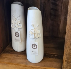 Vaso de Cerâmica Branco com Flor Projetada em Alto Relevo - comprar online
