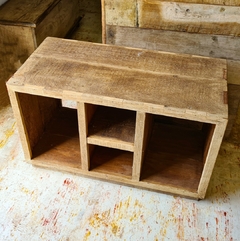 Rack artesanal pequeno malhetado com 4 vãos, produzido em madeira de demolição pela Marcenaria Tiradentes.