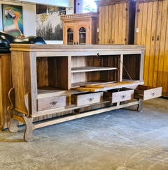 Buffet rústico com 4 gavetas, espaço para padaria e bandeja, feito em madeira de demolição, ideal para decoração de sala aconchegante.