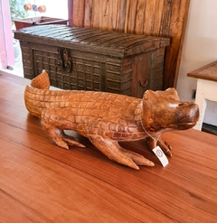 Escultura artesanal de crocodilo esculpido em madeira Angelim Pedra, produto exclusivo da Marcenaria Tiradentes.