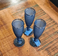 Taça de Champanhe em Vidro Azul com Relevos de Bolinhas na internet
