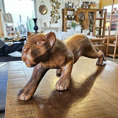 Escultura Leoa de Madeira Esculpida em Peça Única Pequena - comprar online