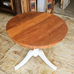 Mesa de Jantar Redonda com Pé Torneado Branco em Dem. 86cm - Marcenaria Tiradentes - Móveis e Decoração Artesanais de alto padrão