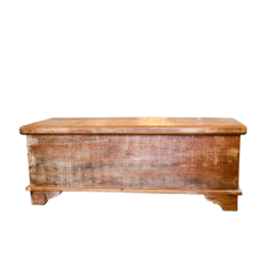 Baú rústico médio feito de madeira de assoalho de demolição, perfeito para decoração de ambientes amplos, disponível na Marcenaria Tiradentes.