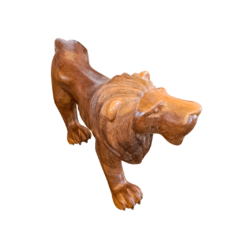 Escultura de leão médio em pé feita de Angelim Pedra encerado, destacando a arte e charme da peça.