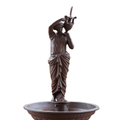 Chafariz médio de ferro fundido representando uma mulher com jarro, produto exclusivo da Marcenaria Tiradentes.