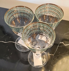 Taça Decorativa com Detalhes Dourado e Verde para Vinho - Marcenaria Tiradentes - Móveis e Decoração Artesanais de alto padrão