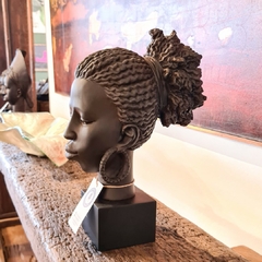 Escultura Busto Mulher com Brinco em Resina Marrom - Marcenaria Tiradentes - Móveis e Decoração Artesanais de alto padrão