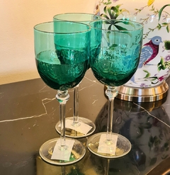Taça Decorativa de Vidro Verde para Vinho com Pé Torneado na internet