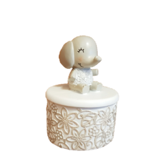 Caixinha de bijuteria com design de elefantinho feita em resina, perfeita para decorar com charme e estilo sustentável.