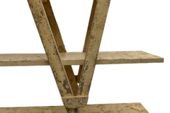Estante em formato "W" de madeira Teka com acabamento envelhecido, representando o alto padrão artesanal da Marcenaria Tiradentes.