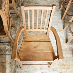 Cadeira com Encosto Ripado e Apoio de Braço em Demolição na internet