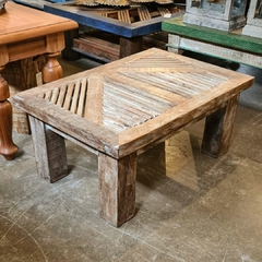 Mesa de centro e lateral artesanal, ripada, em madeira de demolição, ideal para ambientes aconchegantes e decorações exclusivas