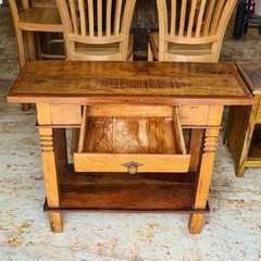 Aparador rústico artesanal com gaveta e prateleira, feito de madeira de demolição, ideal para ambientes modernos e tradicionais