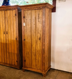 Guarda Roupa rústico com 1 porta, prateleira e cabide, feito em madeira de demolição pela Marcenaria Tiradentes.