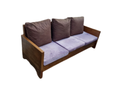 Sofá artesanal de três lugares, feito em madeira de demolição, com estofado confortável, apresentando um design sustentável e exclusivo da Marcenaria Tiradentes.