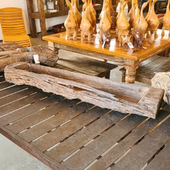 Cocho de madeira antiga de fazenda com abertura lateral, ideal para decoração rústica e sustentável