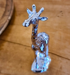 Escultura Girafa em Resina Cromada na internet