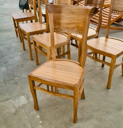 Cadeira de Jequitibá com Encosto Alto e Curvo em Verniz PU - Marcenaria Tiradentes - Móveis e Decoração Artesanais de alto padrão