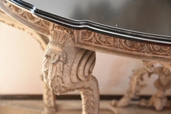 Aparador barroco com detalhes em resina, ideal para ambientes requintados - disponível na Marcenaria Tiradentes.