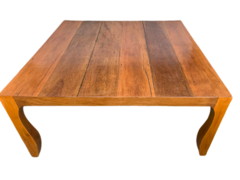 Mesa quadrada de madeira de demolição com pés recortados, perfeita para adicionar charme e aconchego ao ambiente.