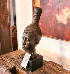 Busto de mulher com coque em resina marrom, artesanato de delicadeza única da Marcenaria Tiradentes.