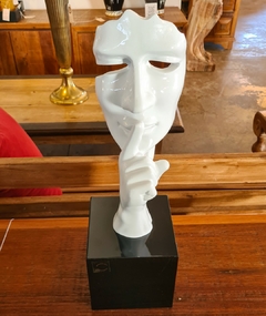 Escultura artesanal "Máscara Silêncio" em resina branca, perfeita para adicionar sofisticação à decoração do ambiente