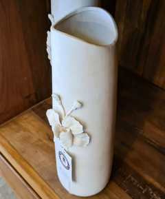 Vaso de Cerâmica Branco com Flor Projetada em Alto Relevo - Marcenaria Tiradentes - Móveis e Decoração Artesanais de alto padrão