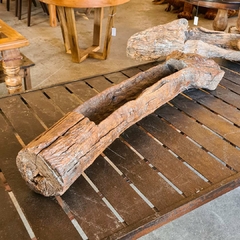 Cocho antigo em madeira resistente, ideal para decoração vintage e sustentável, representando a tradição da Marcenaria Tiradentes.