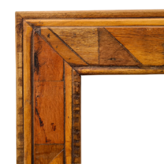 Moldura artesanal retangular em madeira de demolição, detalhes em mosaico madeiras, peça exclusiva da Marcenaria Tiradentes.