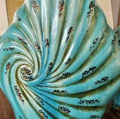 Vaso em Cerâmica Relevo Caracol Azul Claro - Marcenaria Tiradentes - Móveis e Decoração Artesanais de alto padrão